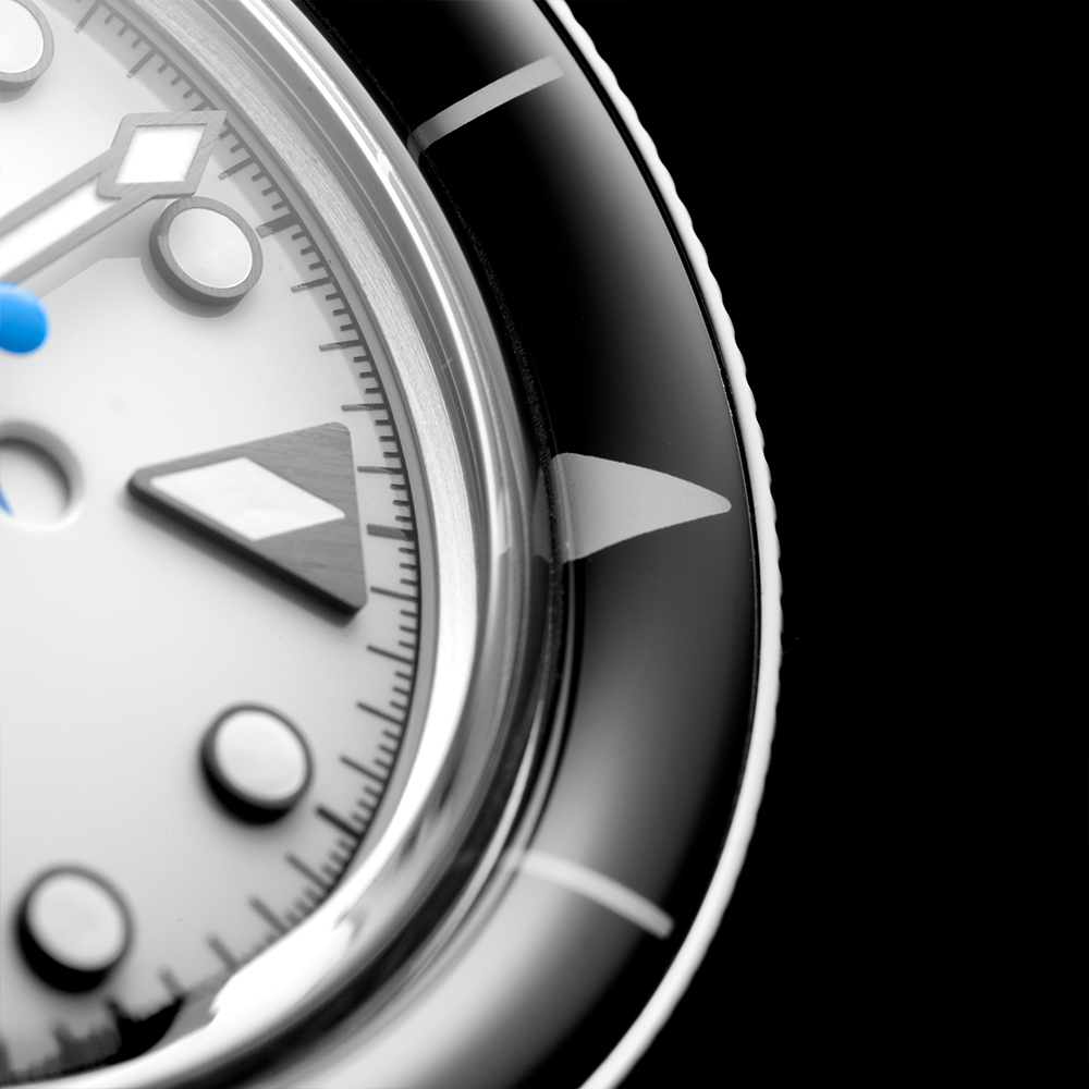Macro of the Albishorn Marinagraph Classic Fume sapphire bezel and minute track